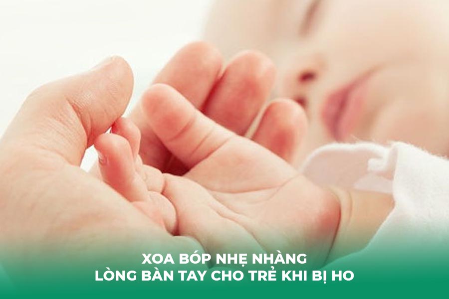 Xoa bóp nhẹ nhàng lòng bàn tay cho trẻ khi bị ho