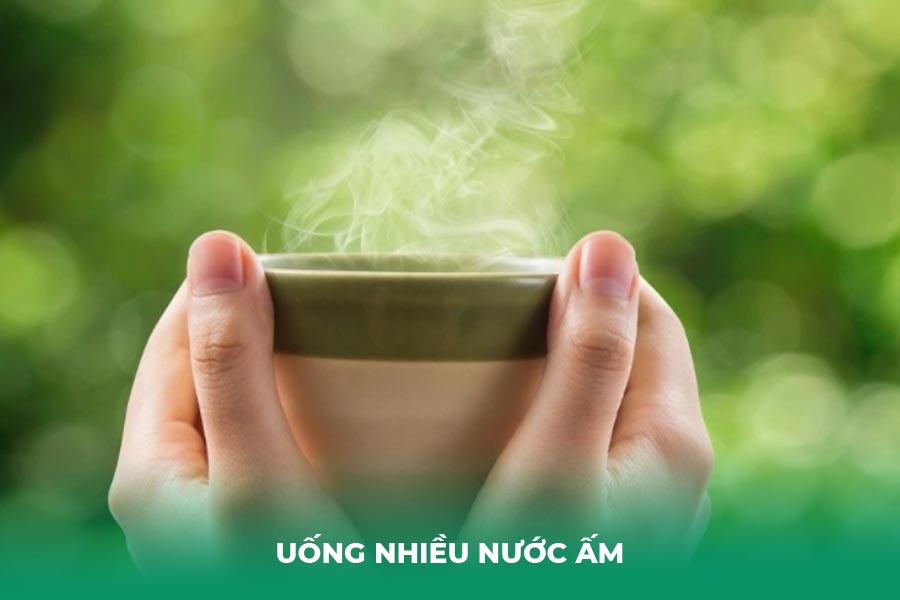 Uống nhiều nước ấm