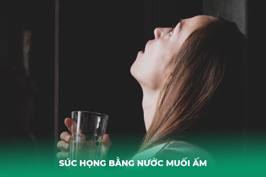 Súc họng bằng nước muối ấm