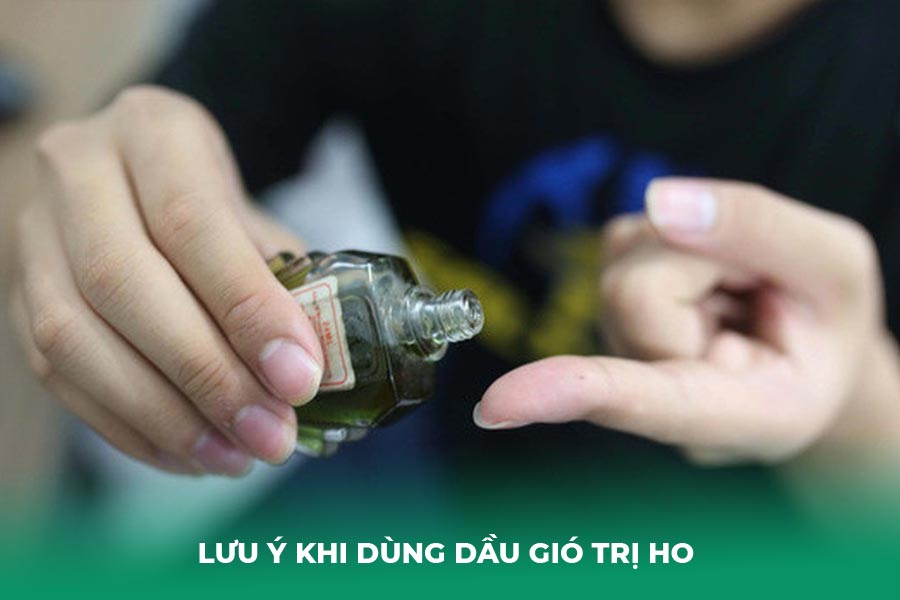 Lưu ý khi dùng dầu gió trị ho 