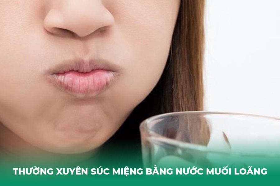 Thường xuyên súc miệng bằng nước muối loãng