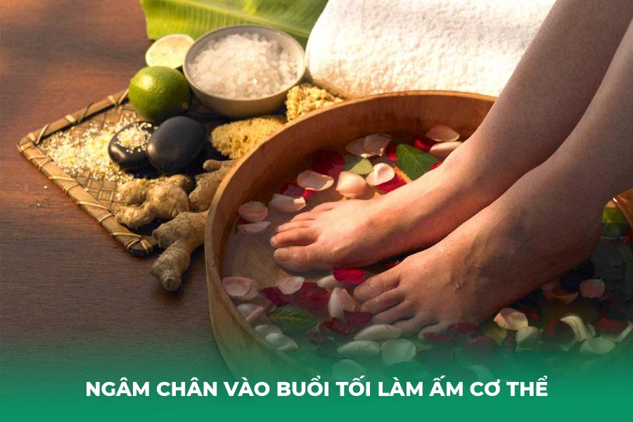 Ngâm chân vào buổi tối làm ấm cơ thể