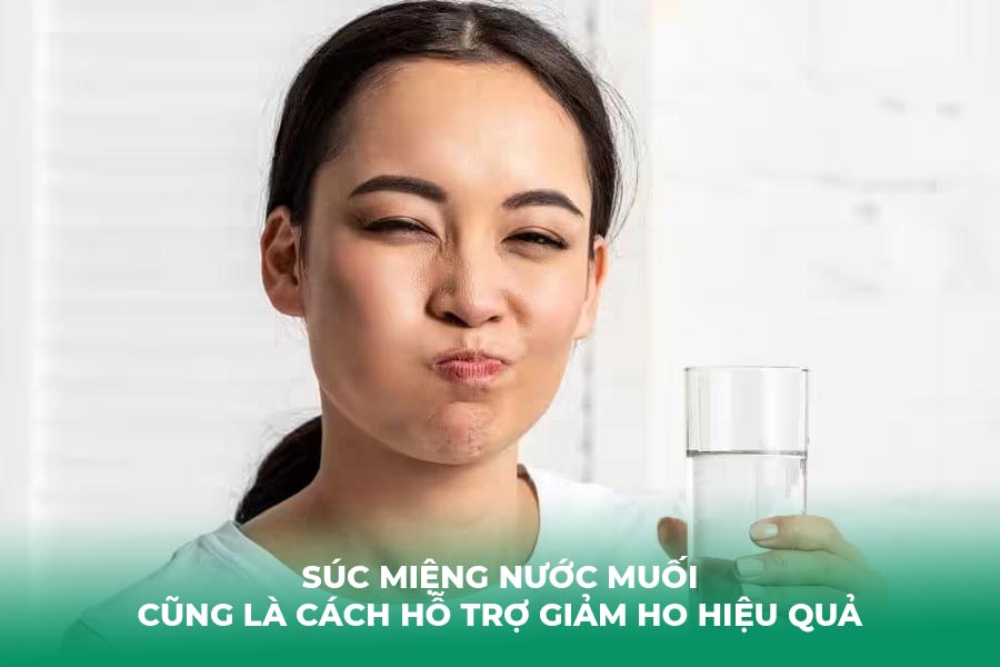 Súc miệng nước muối cũng là cách hỗ trợ giảm ho hiệu quả