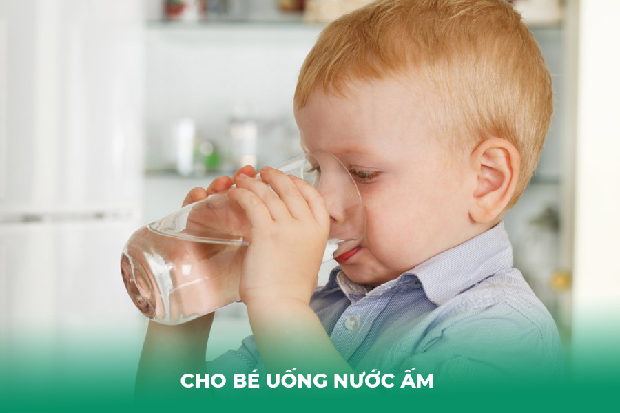 Cho bé uống nước ấm&nbsp;