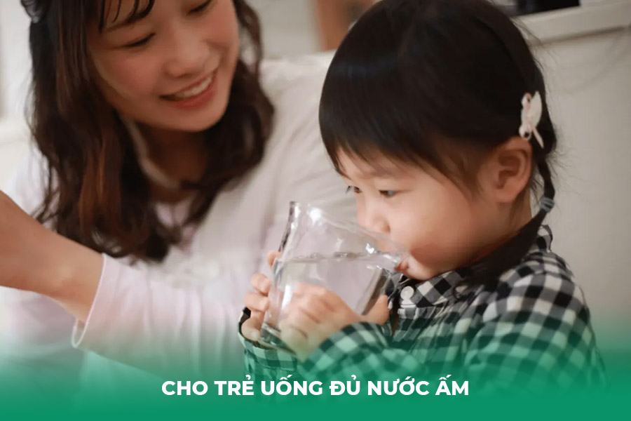 Cho Trẻ Uống Đủ Nước Ấm